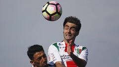 Futbol, Palestino vs Santiago Wanderers
 Decimo Quinta fecha, campeonato de Trasicion 2017
 El jugador de Santiago Wanderers Adrian Cuadra disputa el bal&Atilde;&sup3;n contra Diego Rosende de Palestino durante el partido de primera division en el estadio La Cisterna de Santiago, Chile.
 10/12/2017
 Felipe Zanca/Photosport
 Football, Palestino vs Santiago Wanderers
 15th date, Transition Championship 2017
 Santiago Wanderers player Adrian Cuadra  battles for the ball against Diego Rosende of Palestino during a first  division football match held at the La Cisterna stadium in Santiago, Chile. 
 10/12/2017
 Felipe Zanca/Photosport