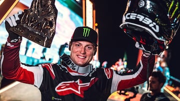 Tosha Schareina celebra su podio en el Dakar.