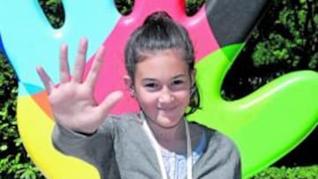 <b>ENCANTO INFANTIL. </b>Mónica Figar Coghen posa ante la 'mano' de Madrid tras el discurso que emocionó a los miembros de la Comisión.