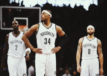 Las ansias de Mijaíl Prójorov fueron lo único que provocó que Danny Ainge demostrara un inopinado atrevimiento para traspasar a una plantilla ya muy mayor a los Nets, dar salida a Doc Rivers de mutuo acuerdo e iniciar un nuevo proyecto. Los Celtics iniciaron así un nuevo proyecto con Brad Stevens de entrenador (hoy de directivo, ya sin Ainge) y una ingente cantidad de jóvenes promesas que hoy son grandes estrella o complementos espectaculares (Jayson Tatum, Jaylen Brown, Marcus Smart…), mientras que los Nets hipotecaron su futuro, por mucho que hoy estén a otras cosas. El quinteto fue de ensueño: Deron Williams, Joe Johnson, Paul Pierce, Kevin Garnett y Brook Lopez. Pero la plantilla estaba envejecida: Deron iba camino de los 30 años, Johnson tenía 32, Pierce 36 y Garnett 37, siendo el único joven Lopez (25), pero cuyo mejor momento estaría por venir. El banquillo también estaba lleno de veteranos (Jason Terry, Jason Collins, Reggie Evans, algo de aportación de Andrei Kirilenko , Alan Anderson…) y Jason Kidd en el banquillo no era ni similar a lo que es ahora en los Mavericks, tras un proceso de mejora notorio y reconocible. Sextos de la Conferencia Este (44-38) y eliminación ante los Heat en segunda ronda (4-1). Un permio menor para un equipo que acaparó muchos focos sin motivos deportivos a inicios de curso. Un desastre. 