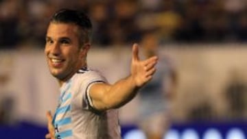 Robin Van Persie del Fenerbahce celebra su gol ante el Atromitos durante un partido clasificatorio a la Liga Europa en Atenas (Grecia).