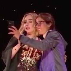 Adele eructa en la cara de una de sus fans durante un concierto