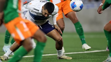Futbol, Universidad Catolica vs Cobresal.
Fecha 22, Liga de Primera 2025.
El jugador de Universidad Catolica Branco Ampuero, marca un gol contra Cobresal durante un partido de la Liga de Primera disputado en el estadio Claro Arena de Santiago, Chile.
30/08/2025
Javier Torres/Photosport
Football, Universidad Catolica vs Cobresal.
22nd turn, First division league.
Universidad Catolica player Branco Ampuero, center, scores against Cobresal during a first division match at the Claro Arena in Santiago, Chile.
30/08/2025
Javier Torres/Photosport