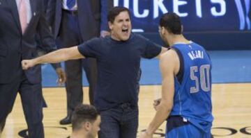 Mark Cuban, propietario de los Dallas Mavericks celebra la victoria con Salah Mejri.