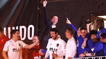 Marcelino, con sus jugadores celebrando el pase a la final.