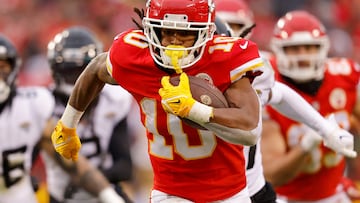 KANSAS CITY, MISSOURI - JANUARY 21: Isiah Pacheco #10 of the Kansas City Chiefs runs the ball for 39 yards against the Jacksonville Jaguars during the second quarter in the AFC Divisional Playoff game at Arrowhead Stadium on January 21, 2023 in Kansas City, Missouri.   David Eulitt/Getty Images/AFP (Photo by David Eulitt / GETTY IMAGES NORTH AMERICA / Getty Images via AFP)