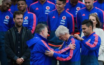 El equipo José Pékerman asistió a un evento presidencia para recibir el pabellón nacional. El sábado estará partiendo a Italia para continuar con la preparación al Mundial de Rusia. 