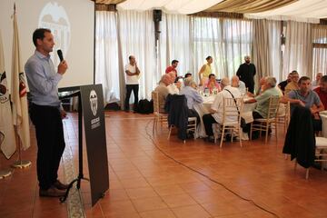 La Asociación de Futbolistas del Valencia se ha reunido este mediodía para celebrar una comida que guardaba un especial secreto. Fernando Giner, presidente de la Asociación, desveló que se había recuperado la bandera original del club confeccionada en el año 1924 y que estaba desaparecida. En la foto, Giner durante la presentación. 


