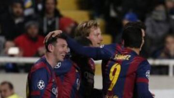 Los jugadores del Barcelona celebran uno de los tres goles de Messi.