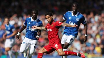 Soccer Football - Premier League - Everton v Wolverhampton Wanderers - Goodison Park, Liverpool, Britain - August 26, 2023 Wolverhampton Wanderers' Joao Gomes in action with Everton's Idrissa Gueye and Amadou Onana REUTERS/Scott Heppell EDITORIAL USE ONLY. No use with unauthorized audio, video, data, fixture lists, club/league logos or 'live' services. Online in-match use limited to 75 images, no video emulation. No use in betting, games or single club /league/player publications. Please contact your account representative for further details.