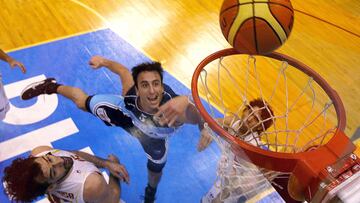Argentina's Manu Ginobili (C) shoots to score as Spain players watch during their Philips Singapore Cup basketball game in Singapore August 13, 2006.