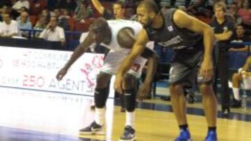 Carmichael (derecha) debut&oacute; con el Bilbao Basket en Pau.