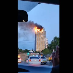 Un gran incendio devora los pisos superiores de un edificio del norte de Madrid