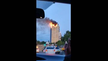 Un gran incendio devora los pisos superiores de un edificio del norte de Madrid