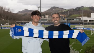 Mikel Rodríguez junto a Erik Bretos tras renovar con la Real Sociedad hasta 2029.