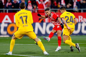 Santi Bueno del Girona  despeja el balon entre Marcos Alonso y Eric jugadores del Barcelona.