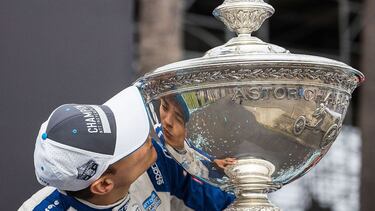 -FOTODELDÍA- AME6315. LONG BEACH (ESTADOS UNIDOS), 26/09/2021.- Alex Palou de Chip Ganassi Racing Honda levanta el trofeo de campeón del Campeonato Indy Car hoy, durante la 46a edición anual del Acura Grand Prix de Long Beach 2021 NTT Indy Car series en L
