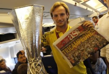 Rakitic con la copa y el periódico de As.