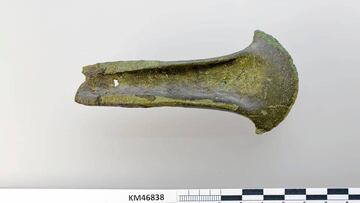 Padre e hijo se van al campo y tropiezan con un hacha: resulta tener más de 3.000 años