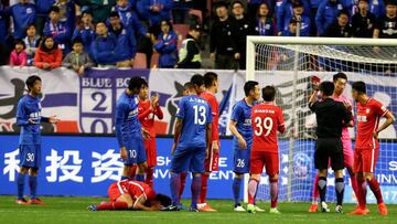 El &aacute;rbitro muestra tarjeta roja a Qin Sheng (26) por dar una patada a un rival.