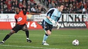 <b>CASILLAS SE SALIÓ</b>. Cultivó lo que sabe: mano a mano, reflejos, estiradas...Y hasta mostró sus habilidades en el recorte con el pie.