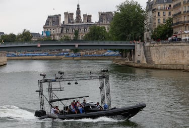 La primera prueba de triatlón se celebraría el martes, el segundo entrenamiento en el Sena, previsto para el lunes, también fue cancelado debido a la contaminación del agua. Pese a todo, los organizadores siguen confiados en que mañana se pueda competir.
