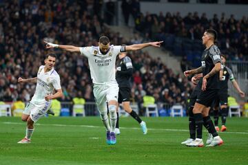 3-0. Karim Benzema celebra el tercer gol que marca de penalti en el minuto 45.