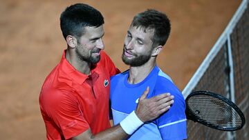 Novak Djokovic saluda a Corentin Moutet tras ganarle en Roma.
