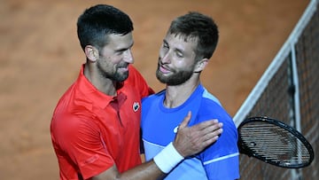 Novak Djokovic saluda a Corentin Moutet tras ganarle en Roma.