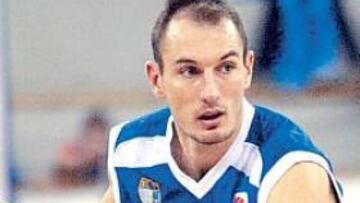 <b>EN ORDEN. </b>Nacho Azofra, el capitán del Estudiantes, se pone serio y avisa de la importancia de ganar.