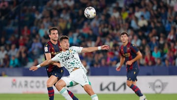 VALENCIA, 27/05/2023.- El defensa del Levante Sergio Postigo (i) pelea el balón ante el delantero del Real Oviedo Masca (2d) durante el partido de la última jornada de LaLiga Smartbank que se disputa este sábado en el Estadio Ciudad de Valencia. EFE/Manuel Bruque