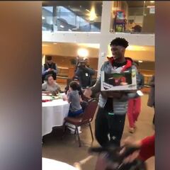 Receptor de New Orleans Saints le alegra la navidad a este niño