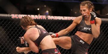 Joanna Jedrzejczyk golpea a Tecia Torres durante el UFC Calgary.