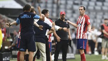 CB21 MÚNICH (ALEMANIA) 01/08/2017.- El defensa del Atlético de Madrid, Diego Godin (d), reacciona tras recibir la tarjeta roja durante el partido de semifinales de la Copa Audi que se disputa entre Atlético de Madrid y Nápoles en Múnich (Alemania) hoy, 1 de agosto de 2017. EFE/Christian Bruna