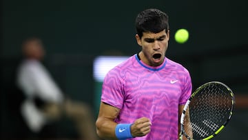 Carlos Alcaraz celebra un punto contra Matteo Arnaldi en Indian Wells.