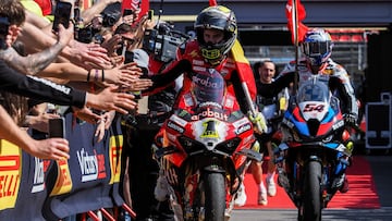 Bautista con la Ducati por delante de la BMW de Razgatlioglu en la Ronda de SBK en Montmeló.