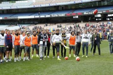 Cristiano Ronaldo pelotea con un balón de fútbol australiano.