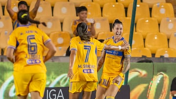 MONTERREY (MÉXICO) 07/09/2025.- Jennifer hermoso (d) de Tigres femenil festeja una anotación ante Rayadas este domingo, en un partido de la Liga Femenil MX entre Tigres femenil y Rayadas en el Estadio Universitario, en Monterrey (México). EFE/Miguel Sierra