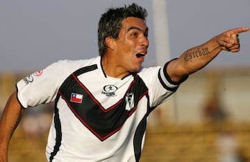 Esteban Paredes cumple 37 años de edad. En su carrera profesional ha jugado en Santiago Morning, Puerto Montt, Pachuca Junior de México, Cobreloa, Colo Colo, Atlante y Querétaro de Mexico. En la selección chilena participa regularmente desde 2006.