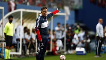 DAEJEON (COREA DEL SUR), 06/06/2022.- El seleccionador de Chile, Eduardo Berizzo, da instrucciones a sus jugadores durante el partido amistoso de fútbol disputado contra Corea del Sur en el Estadio de la Copa del Mundo de Daejeon (Corea del Sur), este lunes. EFE/ Jeon Heon-kyun