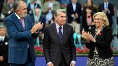 Ion Tiriac y Manuela Carmena aplauden a Manolo Santana durante la final del Mutua Madrid Open 2018.