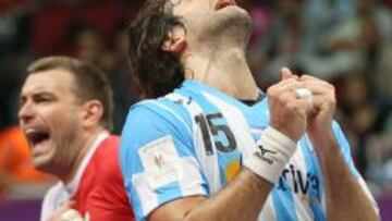 El argentino Gonzalo Carou se lamenta de la derrota ante Polonia por un solo gol de diferencia. 