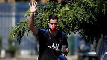 Soccer Football - Paris St Germain Training - Ooredoo Training Centre, Saint-Germain-en-Laye, France - June 25, 2020   Paris St Germain&#039;s Sergio Rico is seen wearing a protective face mask while he gestures as he arrives for training following the ou
