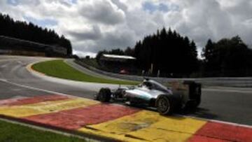 LA GRAN SUBIDA. Hamilton, en plena subida de Eau Rouge en el GP de Bélgica 2014, en el que Rosberg provocó su abandono.