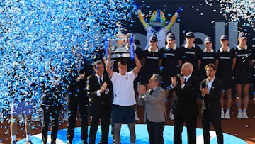 Tennis - ATP 500 - Barcelona Open - Real Club de Tenis Barcelona, Barcelona, Spain - April 20, 2025 Denmark's Holger Rune celebrates with the trophy after winning the final against Spain's Carlos Alcaraz REUTERS/Nacho Doce