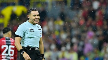 Referee Marco Antonio Ortiz during the 6th round match between Atlas and America as part of the Liga BBVA MX, Torneo Apertura 2025 at Jalisco Stadium, on August 24, 2025 in Guadalajara, Jalisco, Mexico.