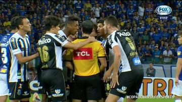 La polémica arbitral que en España duraría dos semanas: 7 jugadores rodearon al árbitro