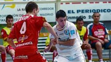 <b>CLAVE. </b>Álvaro, aquí ante Párraga, fue el protagonista del choque.