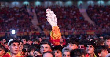 Un aficionado levanta una réplica en cartón del trofeo de la Nations League.