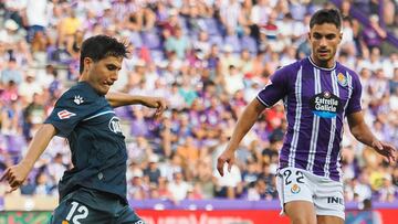 VALLADOLID, 19/08/2024.- El defensa del Valladolid Lucas Rosa (d) disputa un balón ante el defensa del Espanyol Álvaro Tejedo durante el partido de la primera jornada de LaLiga EA SPORTS, entre el Real Valladolid y el CD Espanyol, este lunes en Valladolid. EFE/ R. GARCIA
